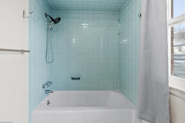 bathroom with washtub / shower combination