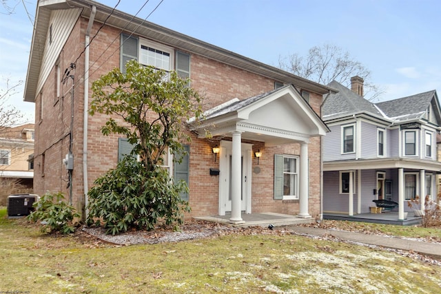 view of front facade featuring central AC, a front lawn, and a porch