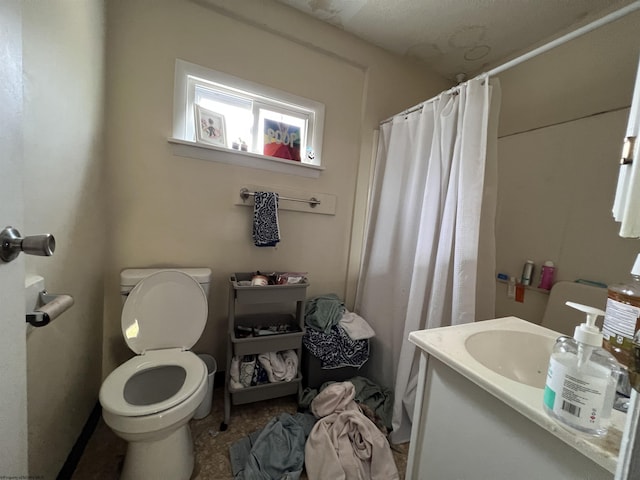 bathroom with a shower with shower curtain, vanity, and toilet