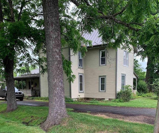 view of side of property featuring a yard