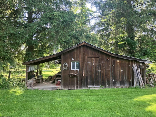 view of outdoor structure featuring a yard