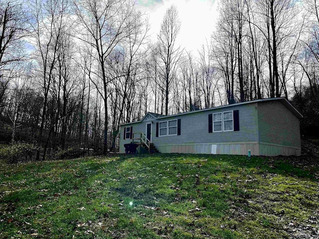 manufactured / mobile home featuring a front yard