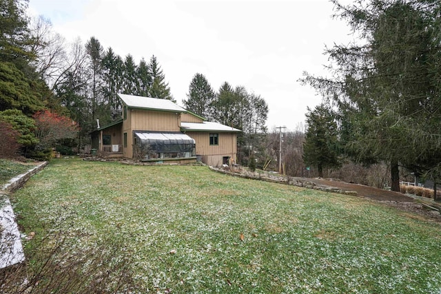 view of yard featuring an outdoor structure