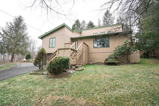 view of front of house featuring a front lawn