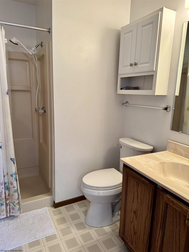 bathroom with curtained shower, vanity, and toilet