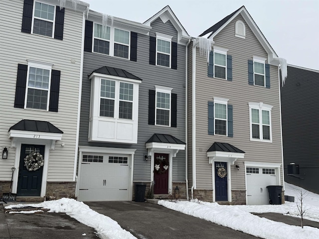 townhome / multi-family property featuring a garage