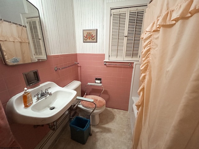 full bathroom featuring toilet, tile patterned floors, shower / bath combo, and sink