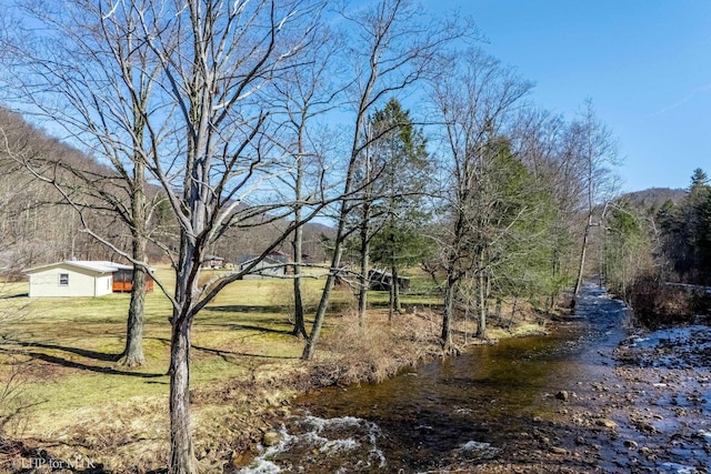 view of yard featuring an outbuilding