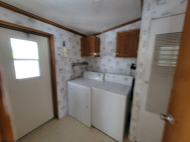 laundry area featuring cabinets, crown molding, and independent washer and dryer