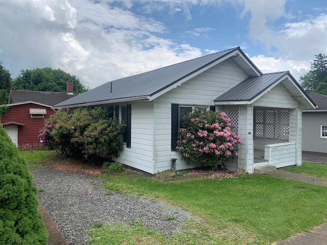 view of front of home featuring a front yard