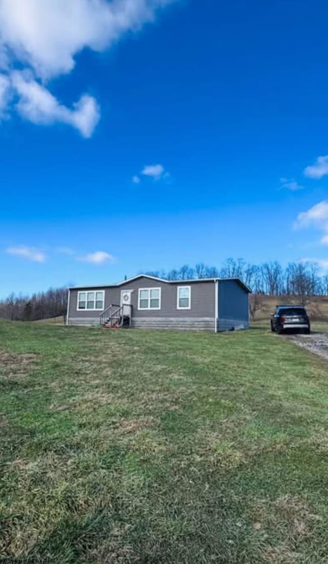 view of front of house featuring a front lawn