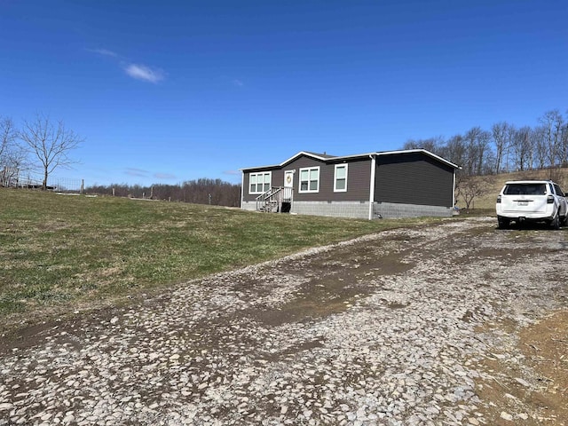 view of front of property featuring a front lawn