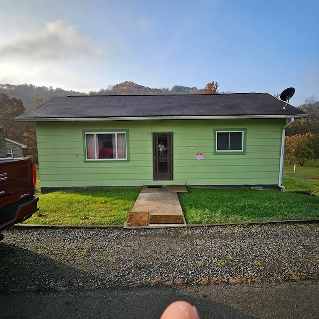 view of front of property with a front yard