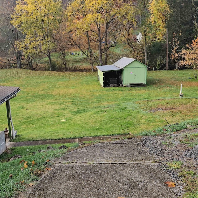 view of yard featuring an outbuilding