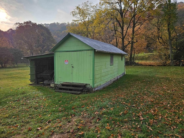 view of outdoor structure with a yard