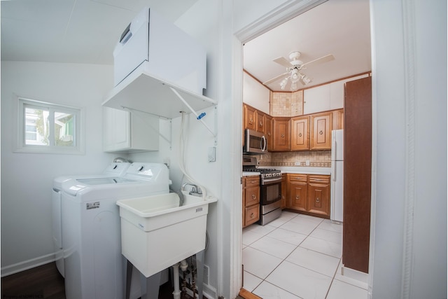 laundry area with light tile patterned floors, independent washer and dryer, and ceiling fan