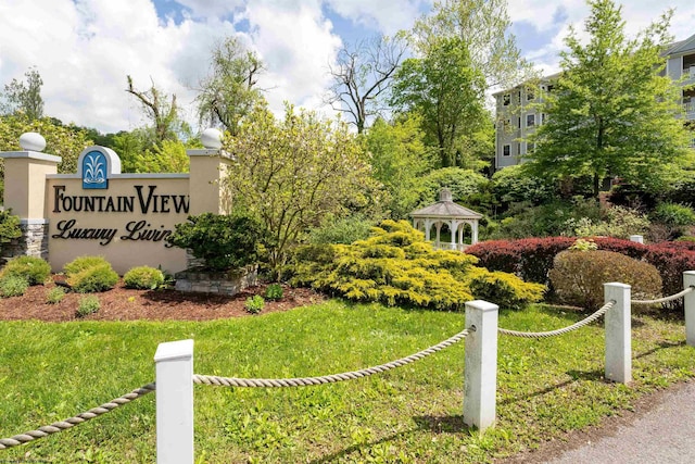 community sign featuring a yard