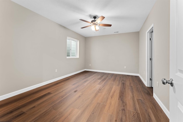 unfurnished room with dark wood-type flooring and ceiling fan