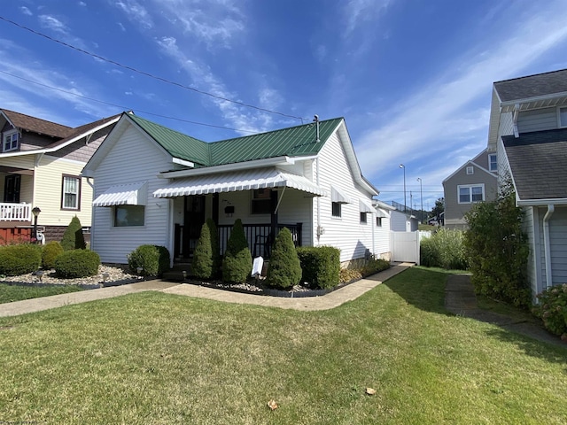 view of front facade featuring a porch and a front yard