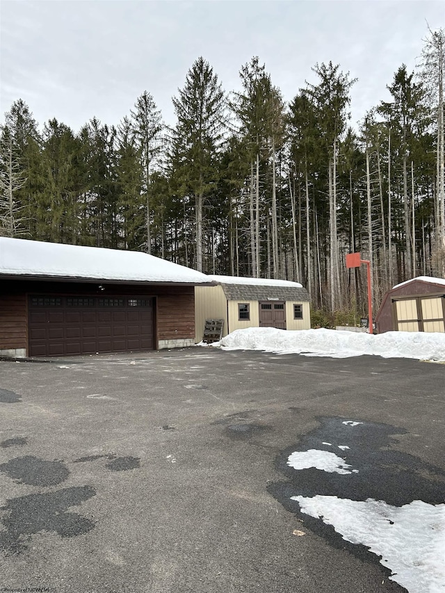 view of front of home featuring an outdoor structure