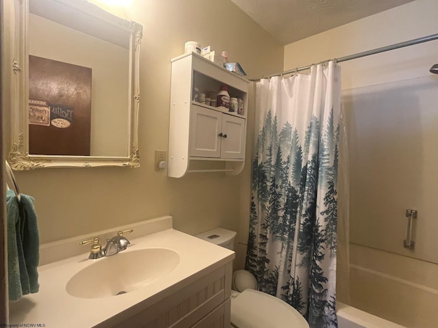 full bathroom with shower / tub combo with curtain, vanity, and toilet