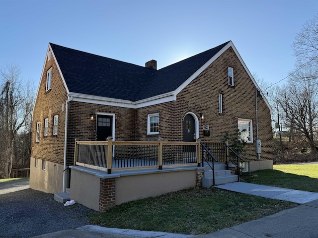 view of front of property with a front lawn