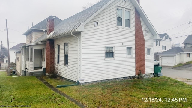 view of side of property featuring a lawn