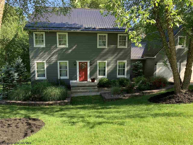 colonial inspired home featuring a front yard