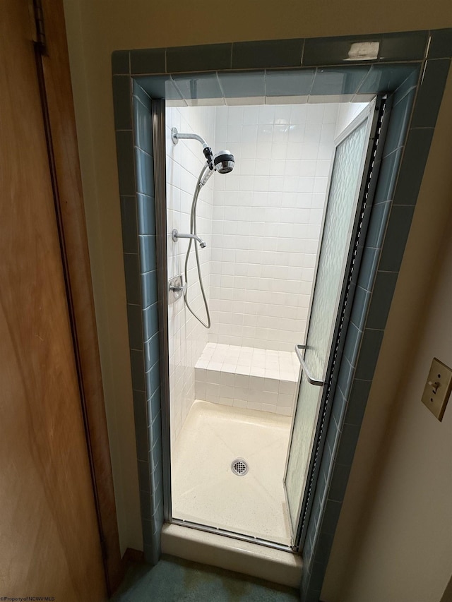 bathroom featuring a tile shower