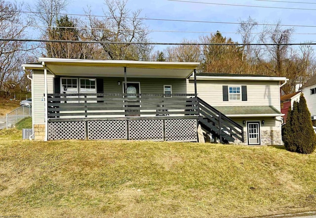 view of front of house featuring a front yard