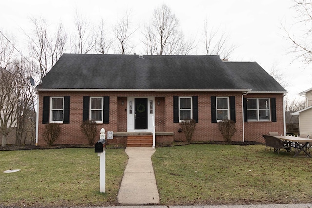 view of front of property featuring a front lawn