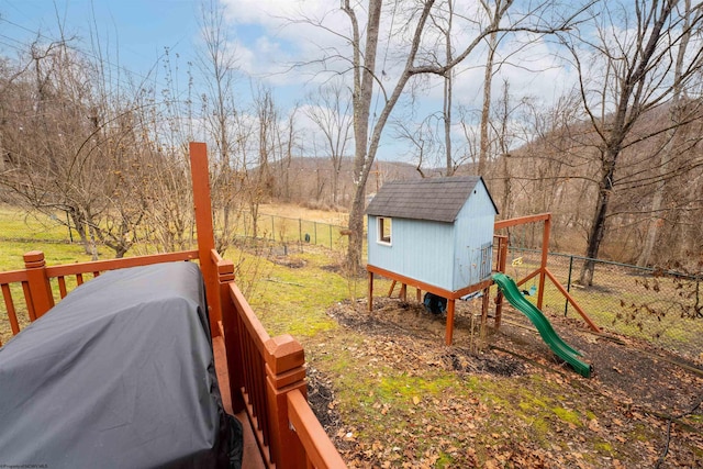 view of yard featuring an outdoor structure