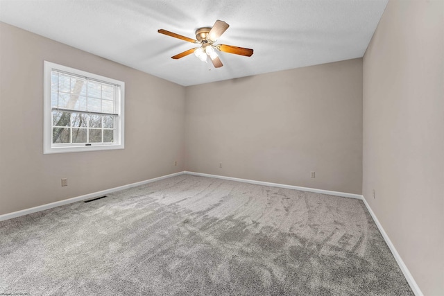 carpeted empty room featuring ceiling fan