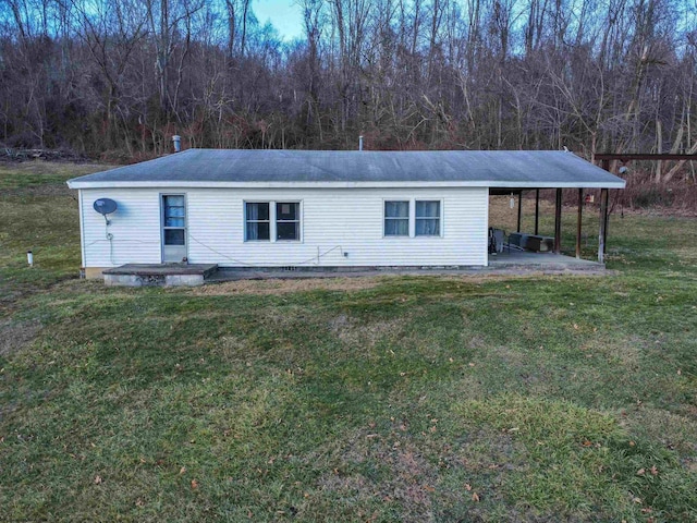 view of front of house featuring a carport and a front lawn