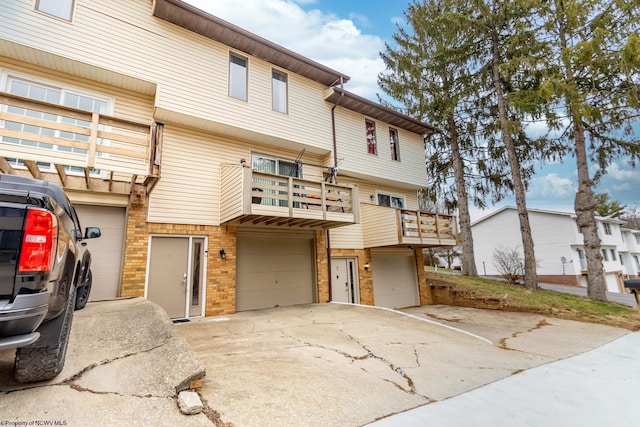 view of front of home featuring a balcony