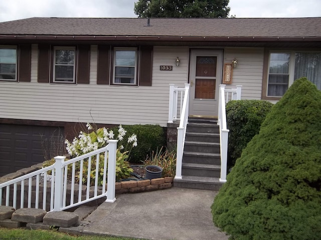 view of front of property featuring a garage