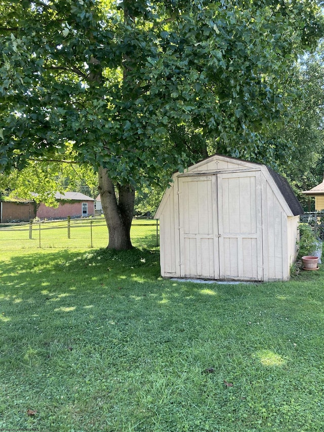 view of outdoor structure featuring a yard