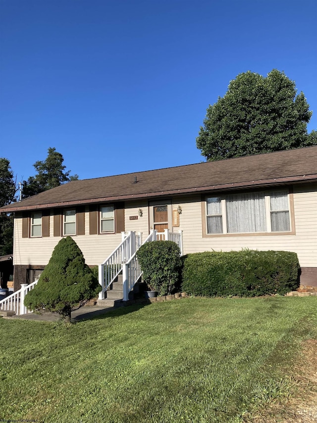 view of front of home with a front lawn