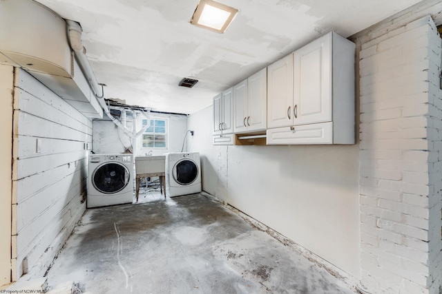 laundry room with cabinets and independent washer and dryer