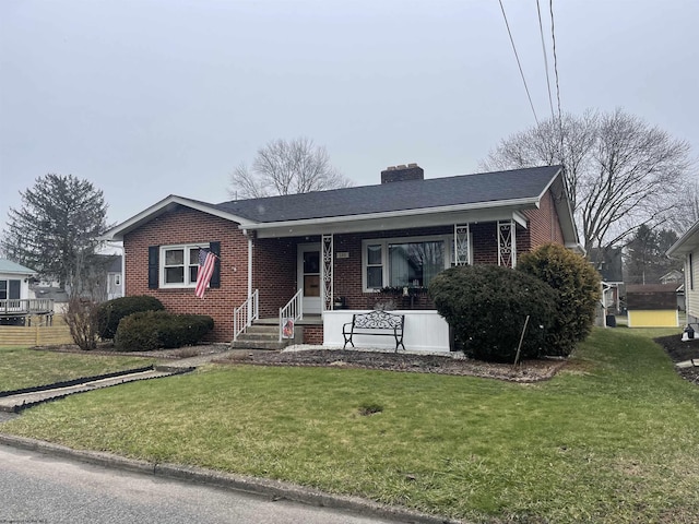 view of front of property featuring a front lawn and a porch