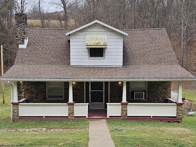 view of front of property featuring a front yard and a porch