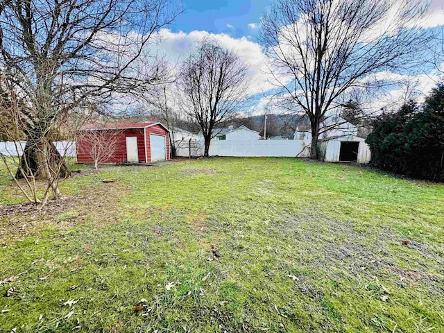 view of yard featuring an outbuilding