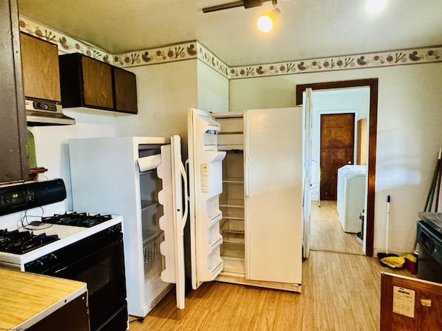 kitchen with extractor fan, washer / dryer, ceiling fan, light hardwood / wood-style floors, and gas stove