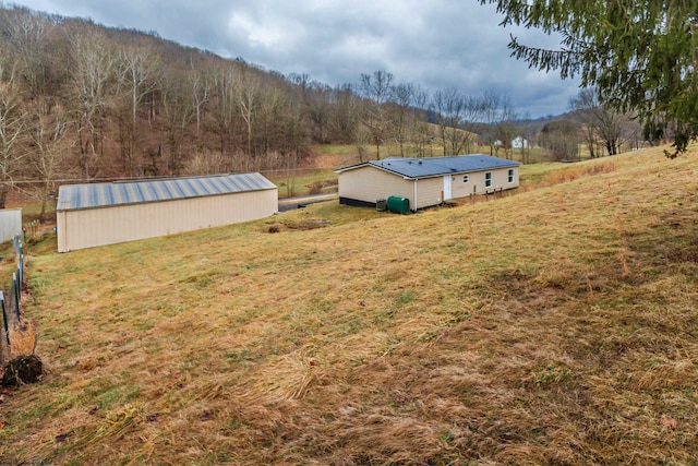 view of yard with a mountain view and an outdoor structure