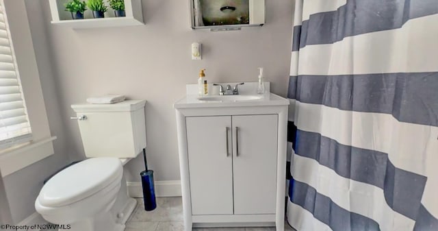 full bathroom with toilet, curtained shower, and vanity