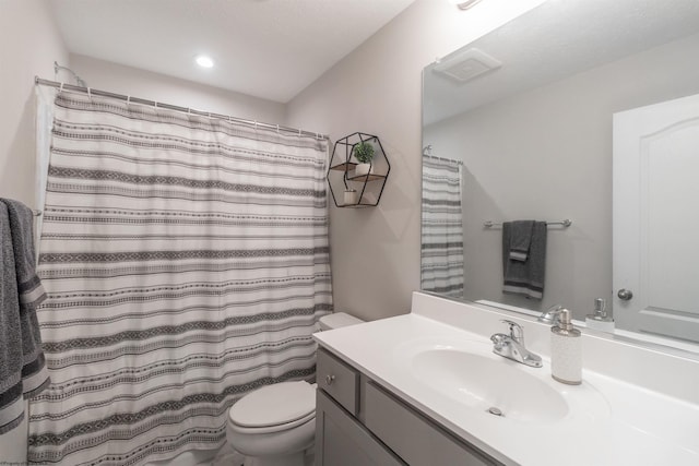 full bath with toilet, a shower with shower curtain, vanity, and recessed lighting