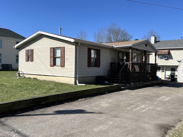 view of front of house featuring a porch and a front yard