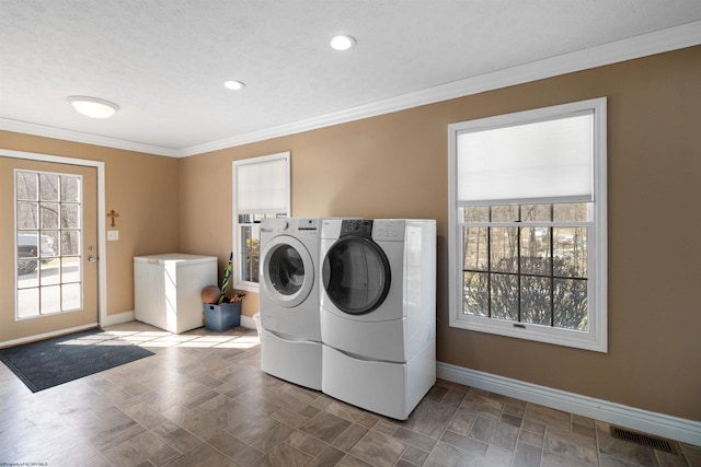 washroom featuring crown molding, visible vents, laundry area, independent washer and dryer, and baseboards