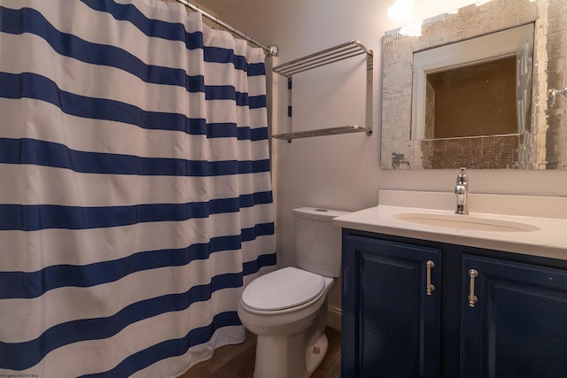 full bathroom featuring toilet, curtained shower, and vanity