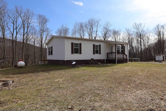 view of front of home featuring crawl space and a front lawn